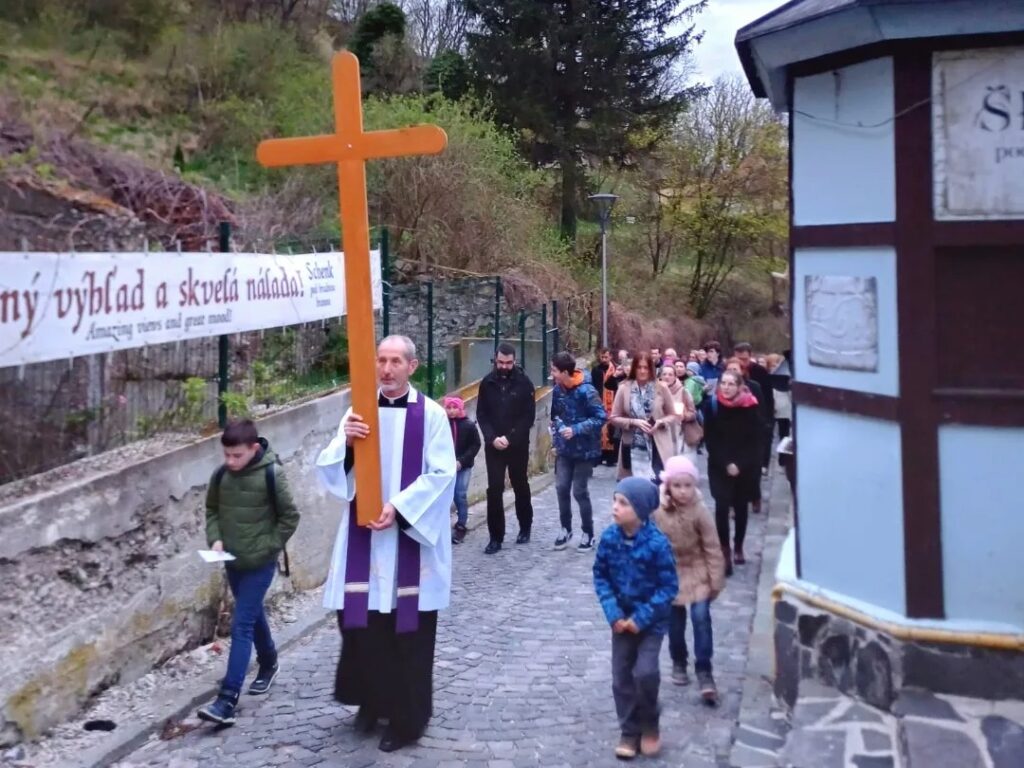 Ľudová zbožnosť Krížová cesta mestom na Veľký piatok