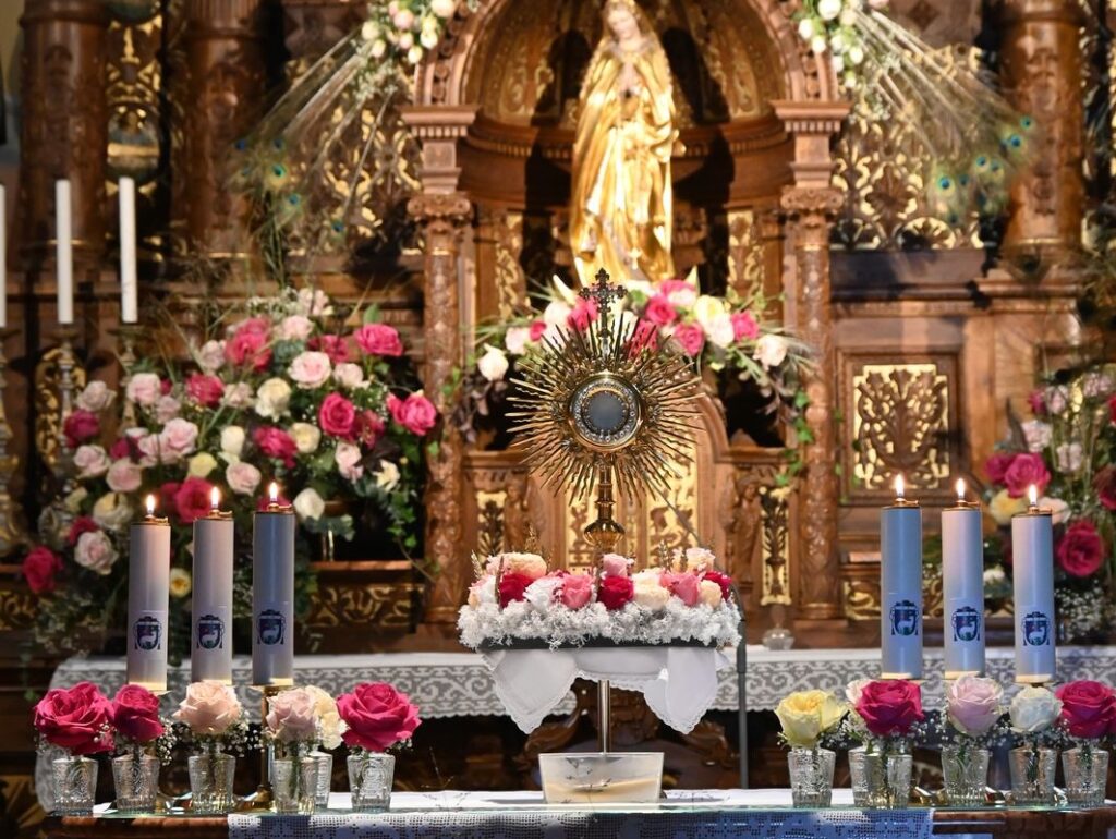 Ľudová zbožnosť Eucharistická adorácia