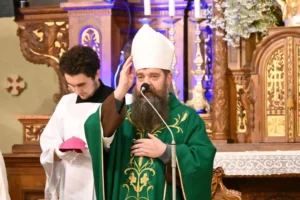 Mládežnícka svätá omša s biskupom Mons. Dávidom Tencerom Mons. Dávid Tencer v Trenčíne