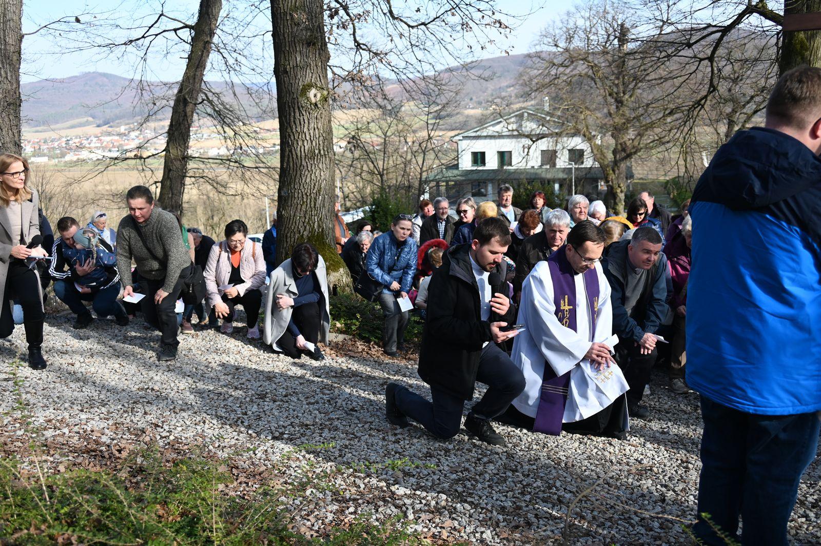 Krížová cesta na Skalke krížová cesta so svätou sestrou faustínou