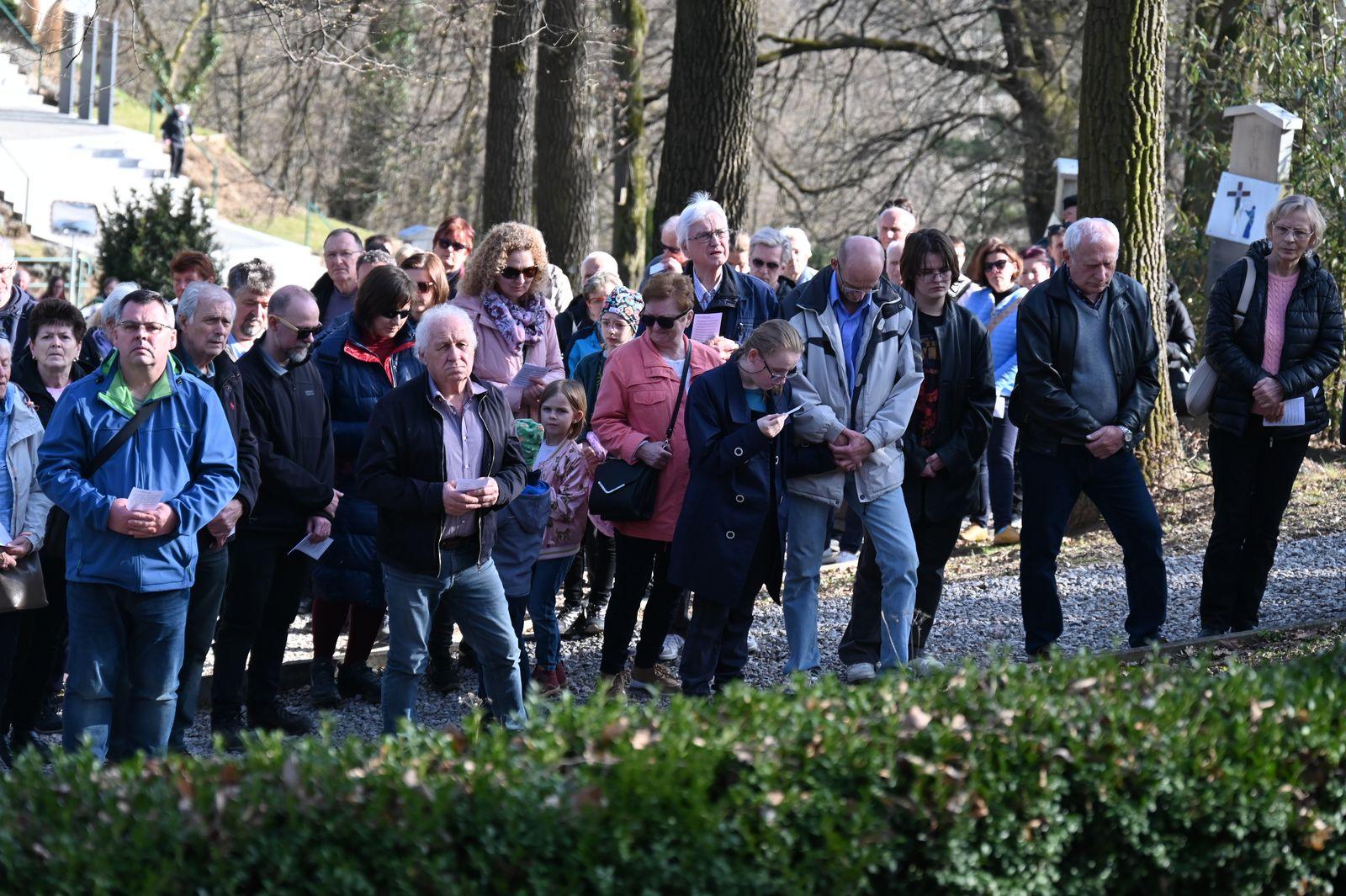 Krížová cesta na Skalke krížová cesta so svätou sestrou faustínou