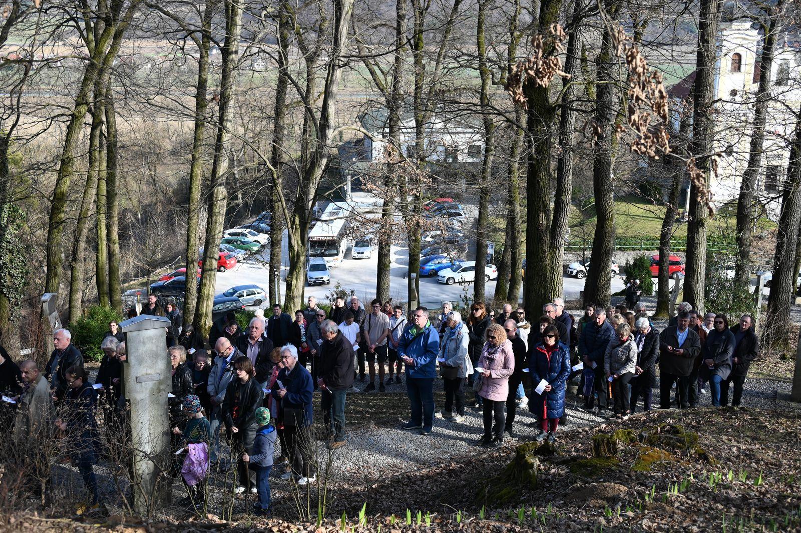 Krížová cesta na Skalke krížová cesta so svätou sestrou faustínou