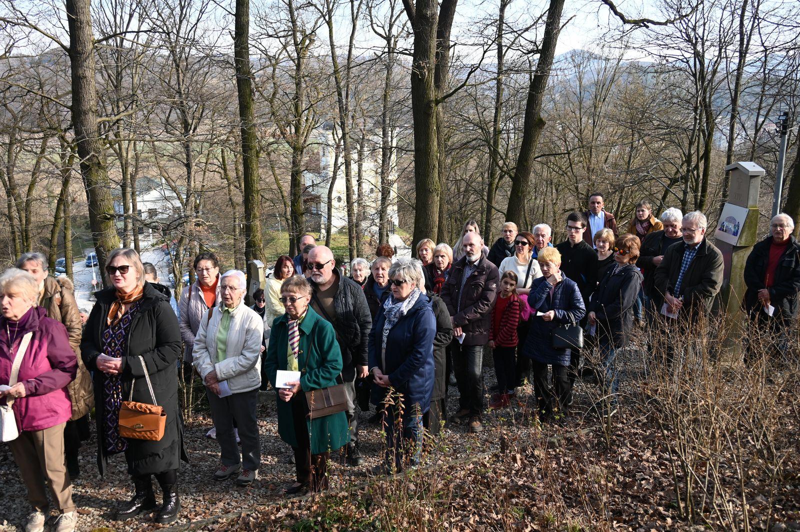 Krížová cesta na Skalke krížová cesta so svätou sestrou faustínou