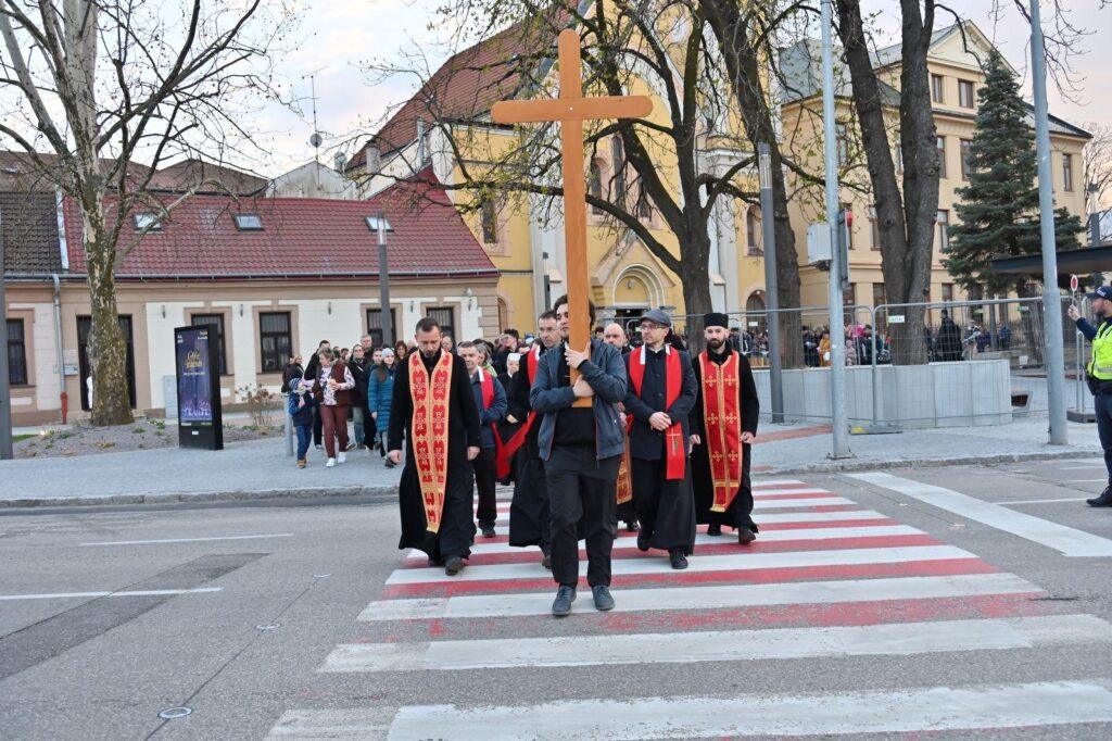 Krížová cesta ulicami Trenčína na Veľký piatok. Foto: Karol Dubovan