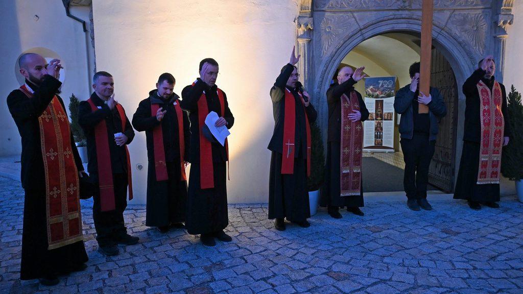 Krížová cesta ulicami Trenčína na Veľký piatok