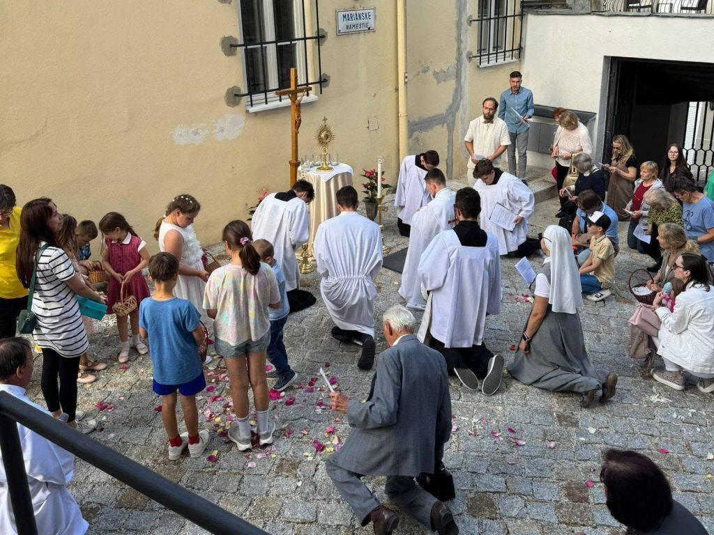 Eucharistická procesia na sviatok Božieho Tela